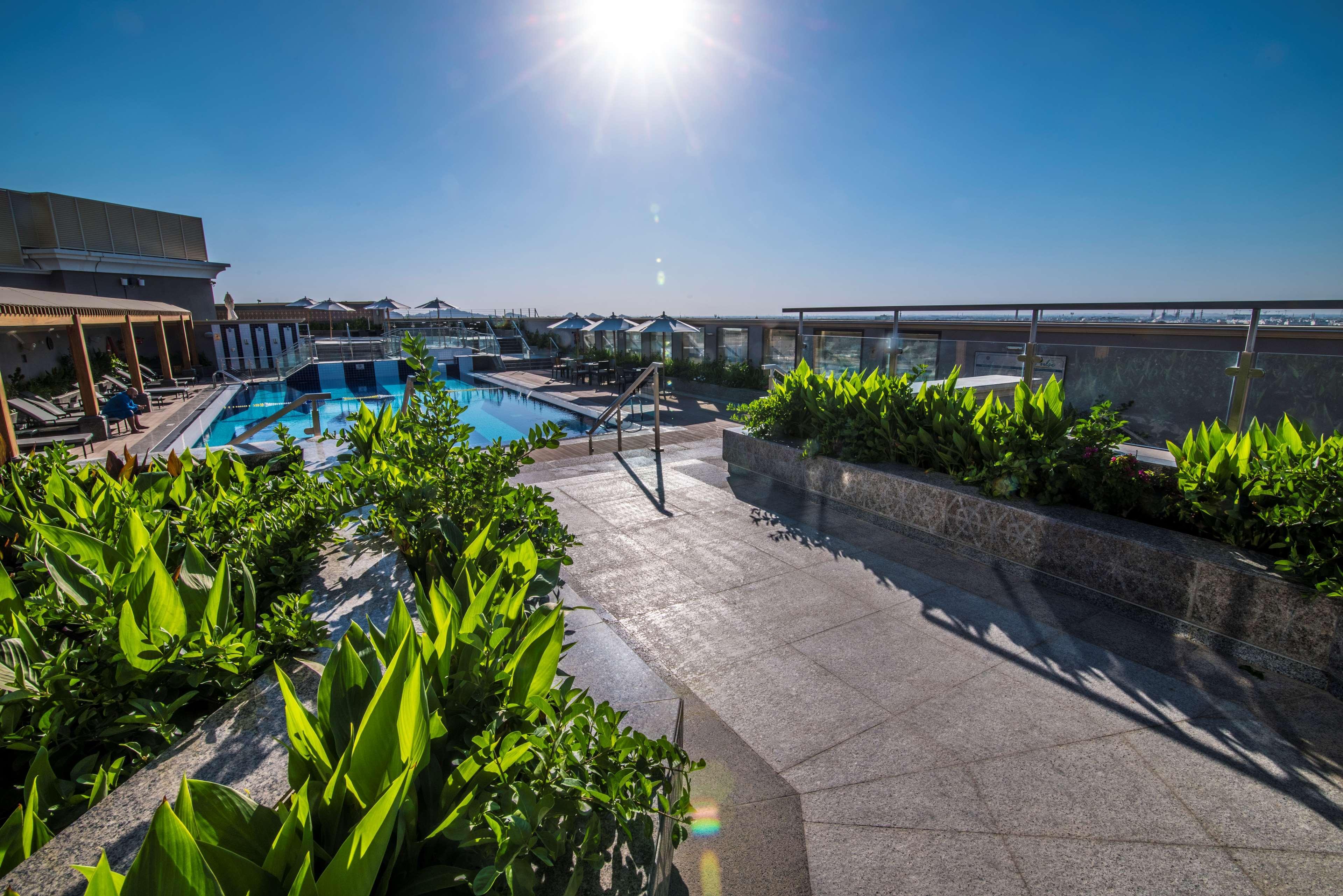 Ayla Grand Hotel Al Ain Eksteriør bilde Rooftop pool at the hotel