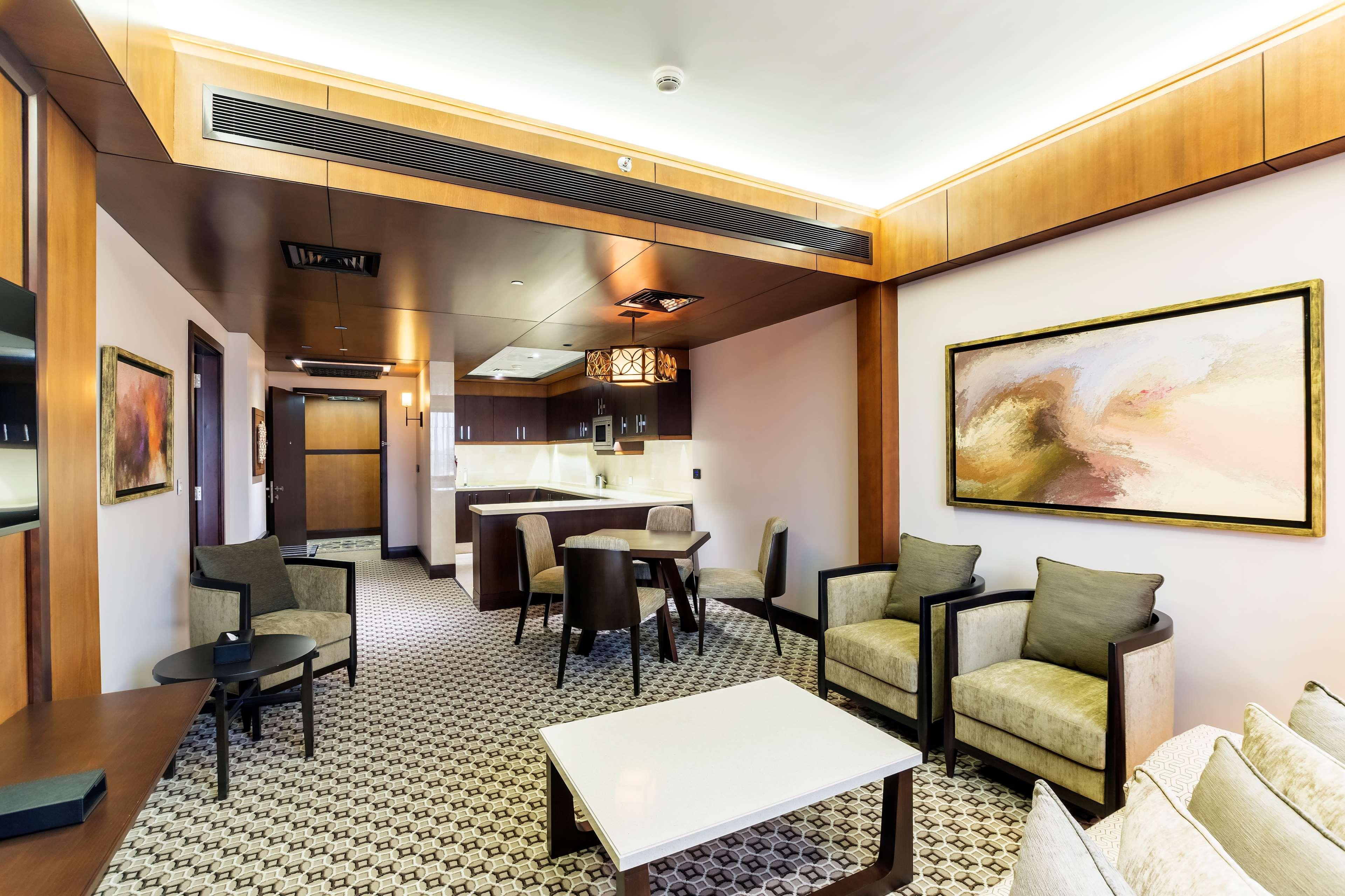 Ayla Grand Hotel Al Ain Eksteriør bilde A suite at the hotel