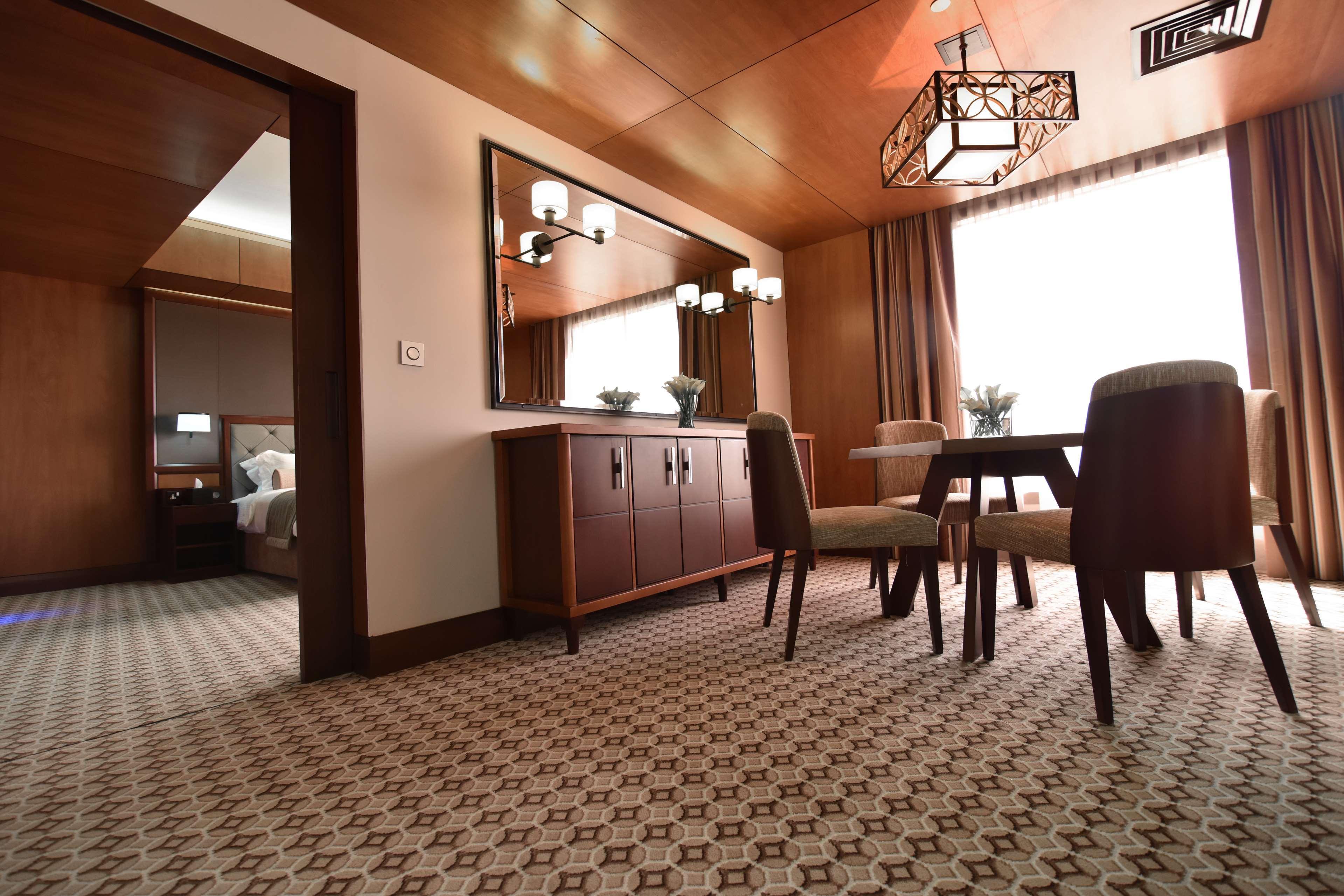 Ayla Grand Hotel Al Ain Eksteriør bilde A suite at the hotel