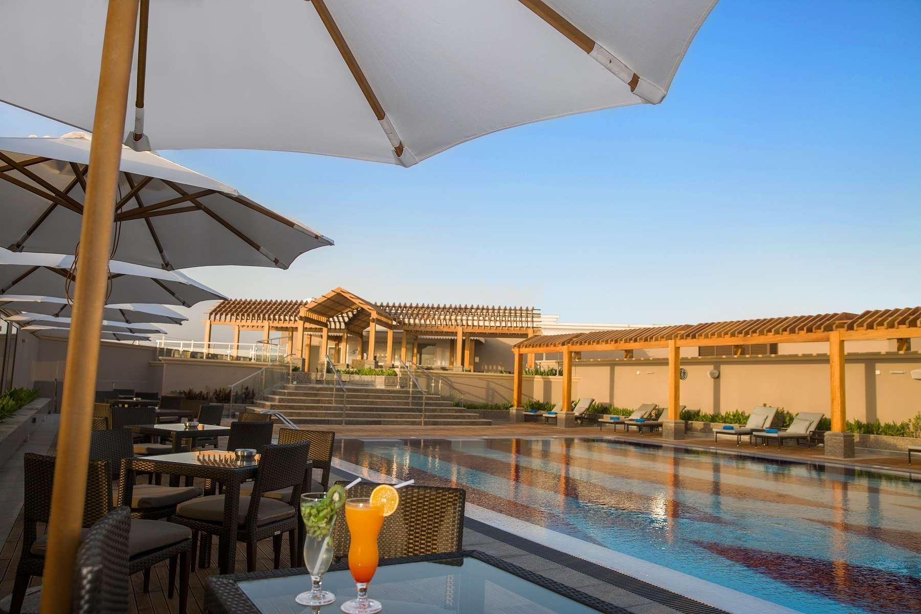 Ayla Grand Hotel Al Ain Eksteriør bilde The pool at the hotel