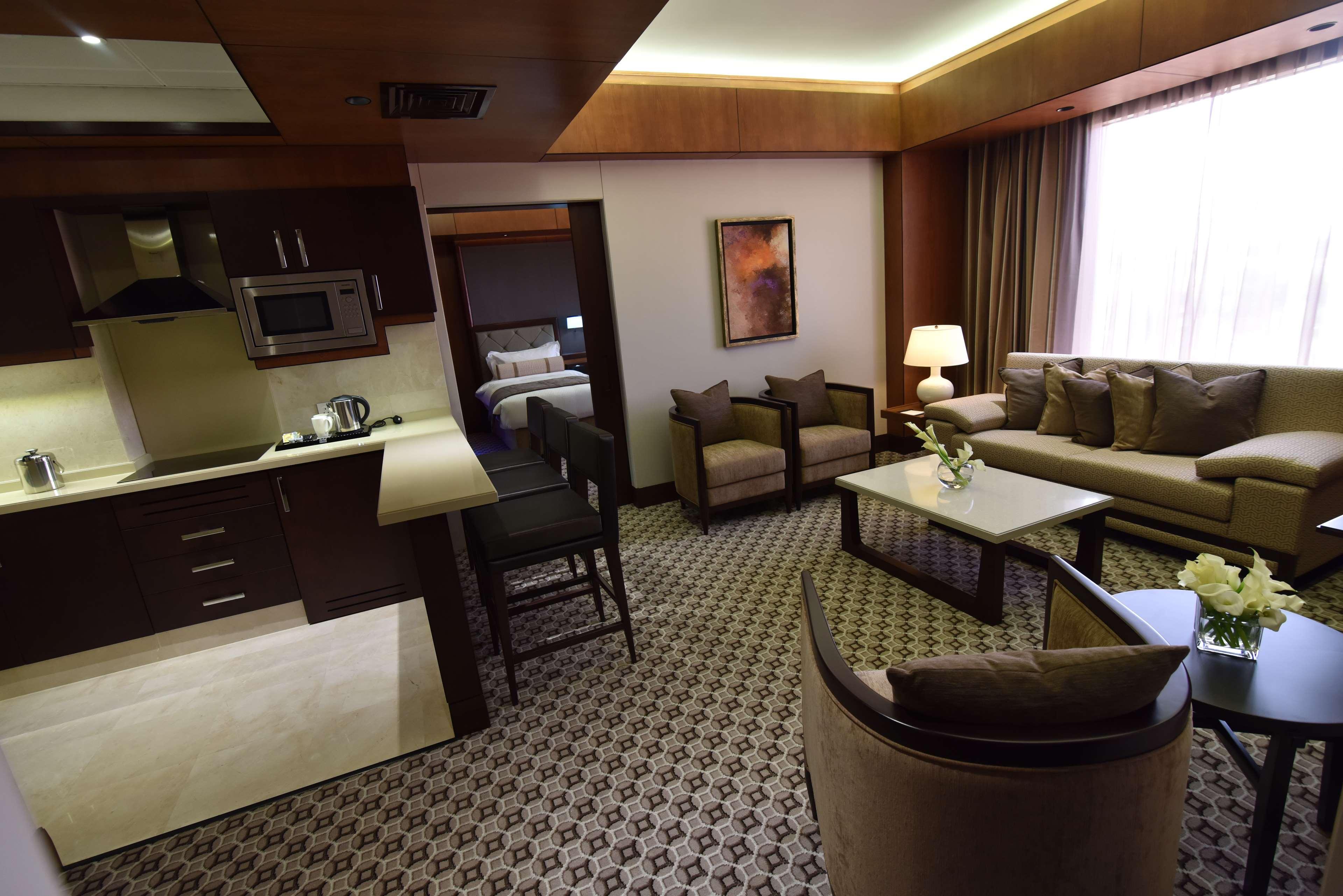 Ayla Grand Hotel Al Ain Eksteriør bilde A suite at the hotel