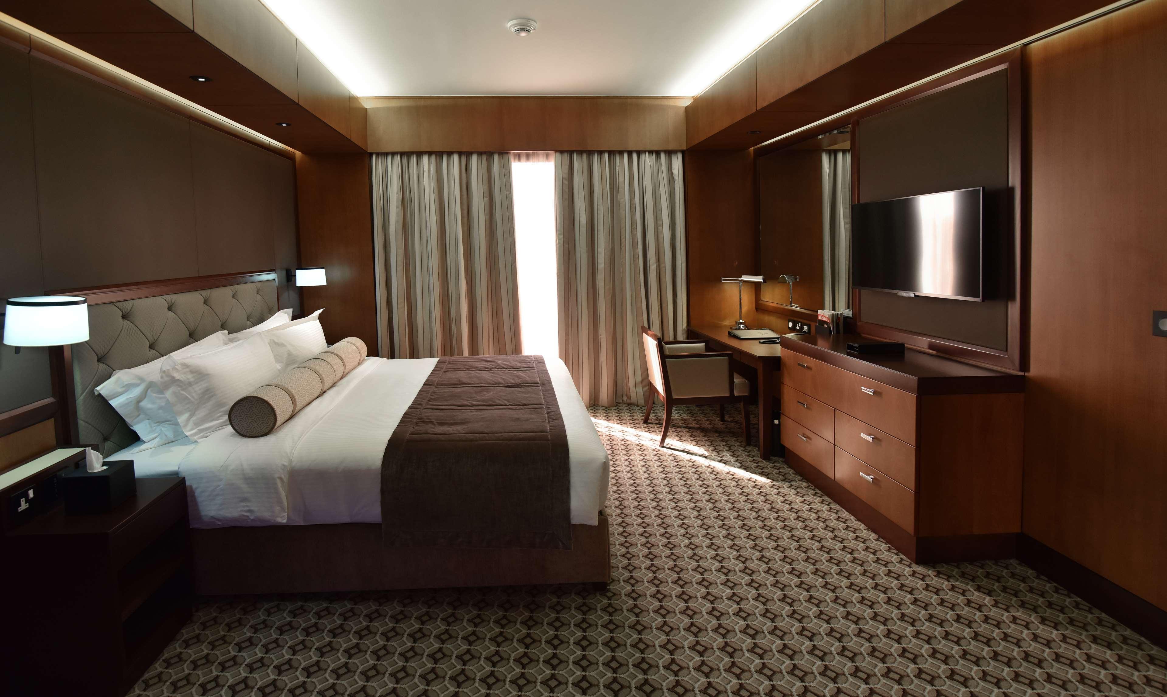 Ayla Grand Hotel Al Ain Eksteriør bilde A bedroom in the hotel
