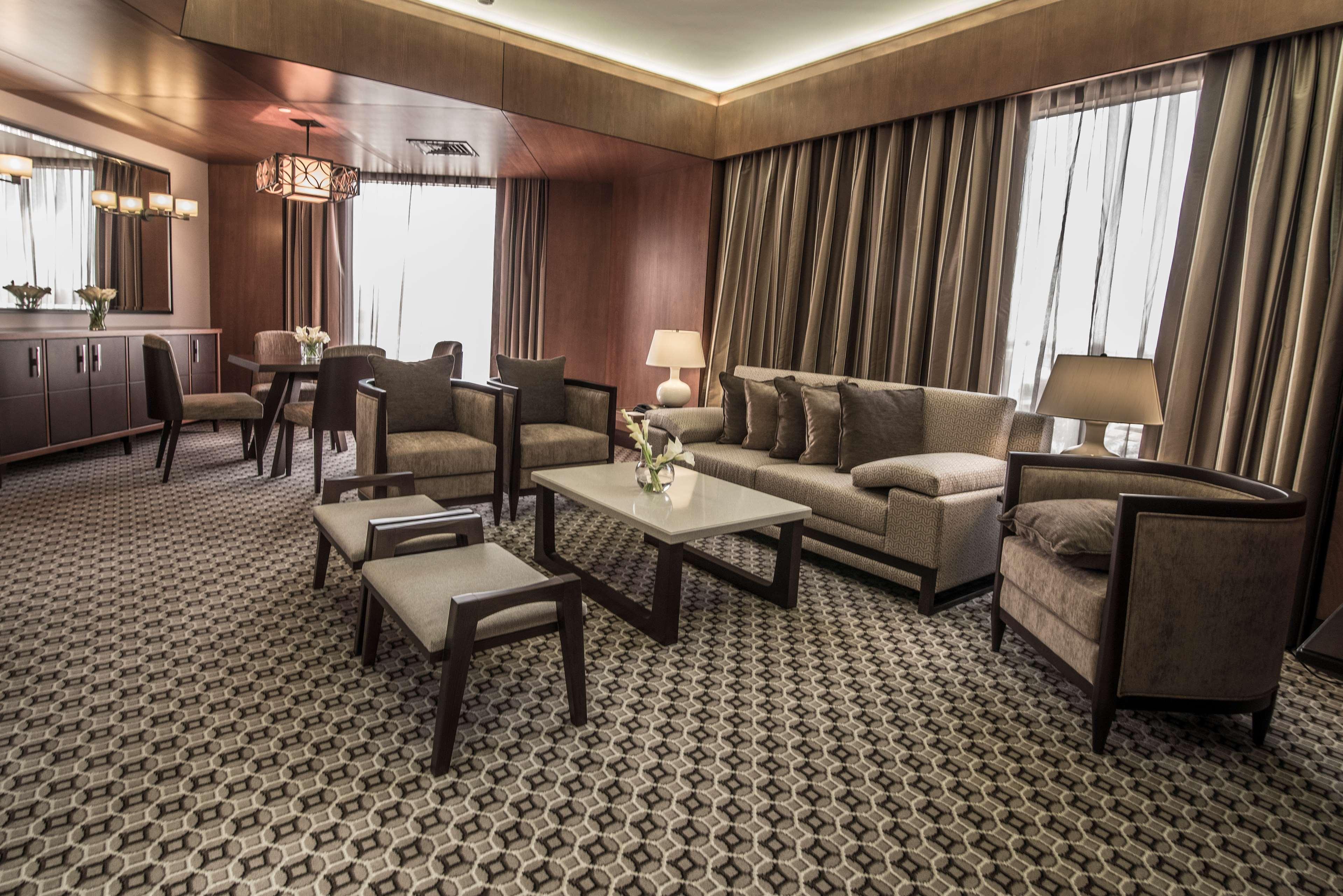 Ayla Grand Hotel Al Ain Eksteriør bilde The interior of a suite at the hotel